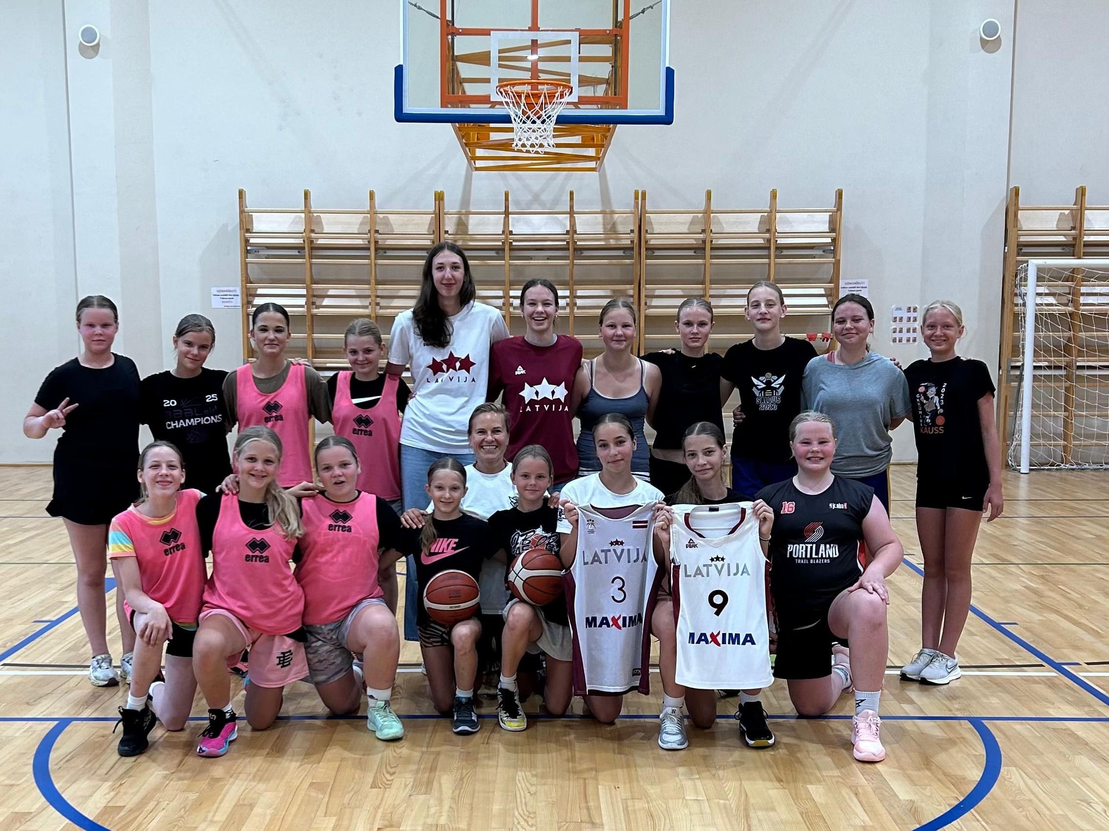 Bijušās Saldus novada sporta skolas audzēknes viesojas pie jaunajām basketbolistēm treniņnometnē.