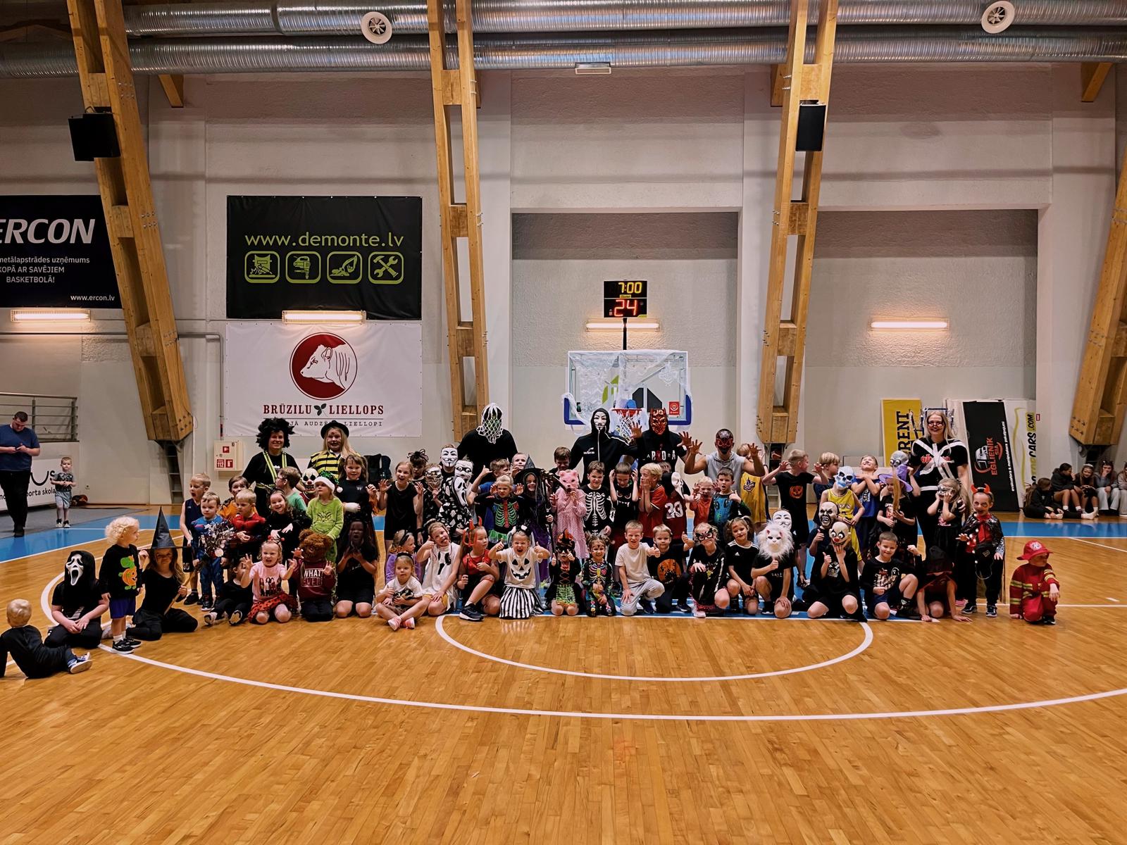 Helovīna treniņā pulcējas 70 Saldus mazo basketbolistu!