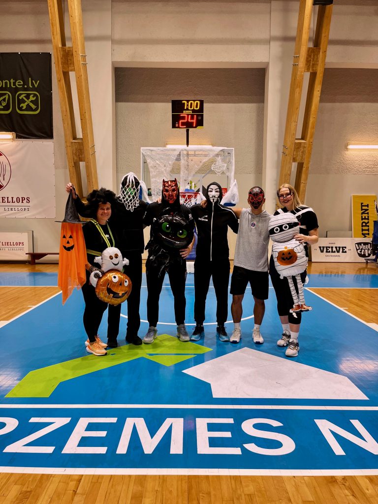 Treneru kopbilde Helovīna tērpos