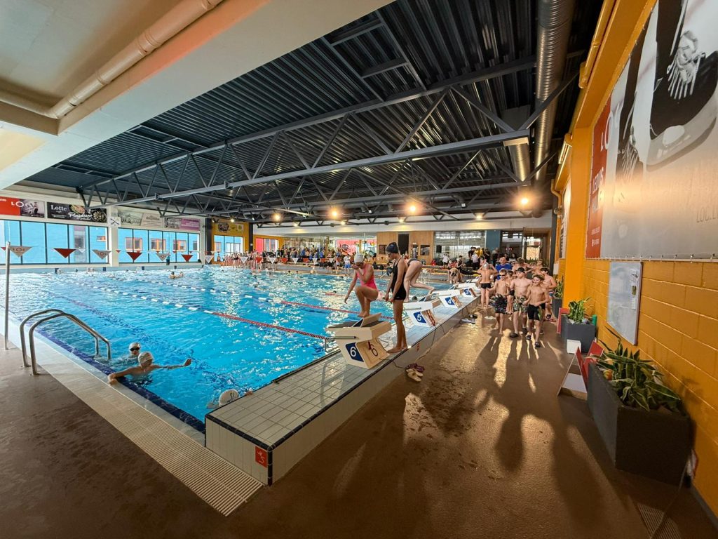 skats uz peldbaseinu