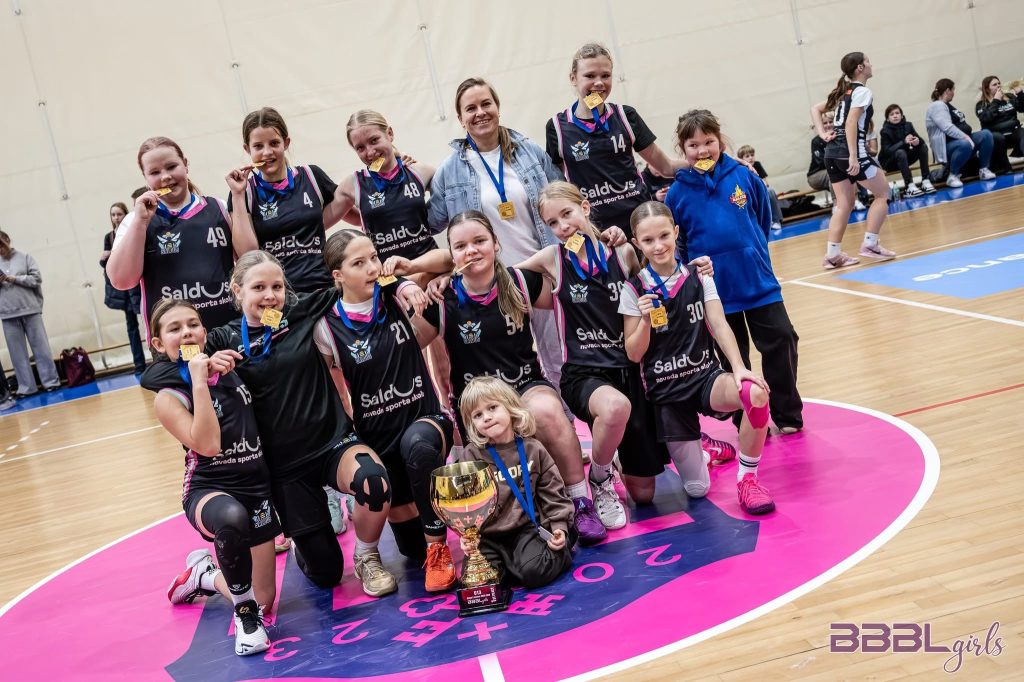 spēlētāju kopbilde ar kausu un medaļām.