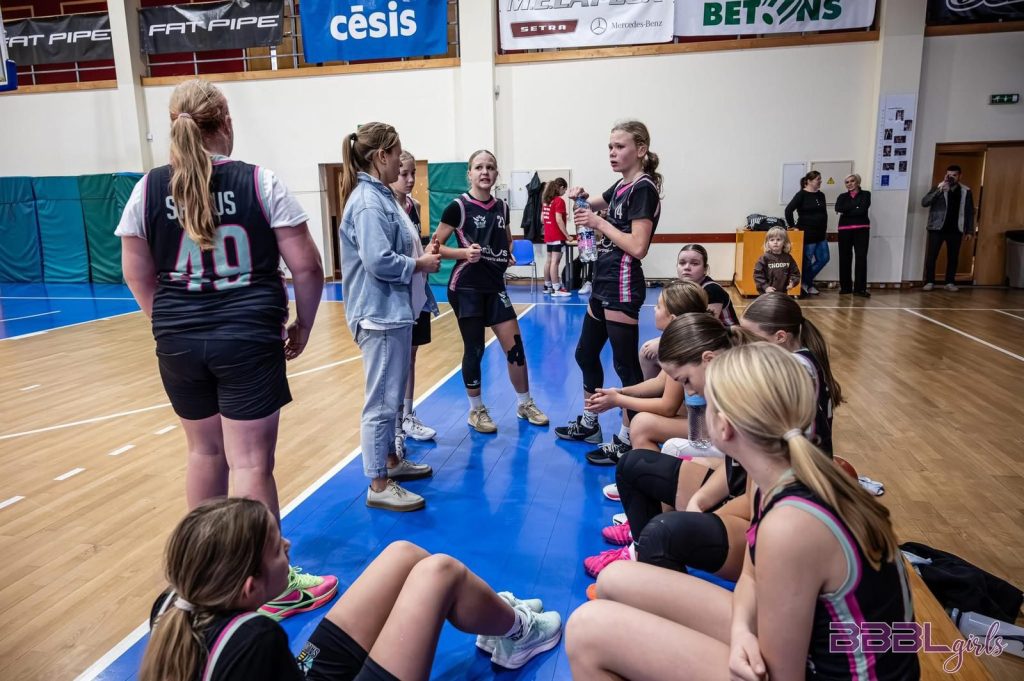 dalībnieču sapulce pie komandu soliņa kopā ar treneri