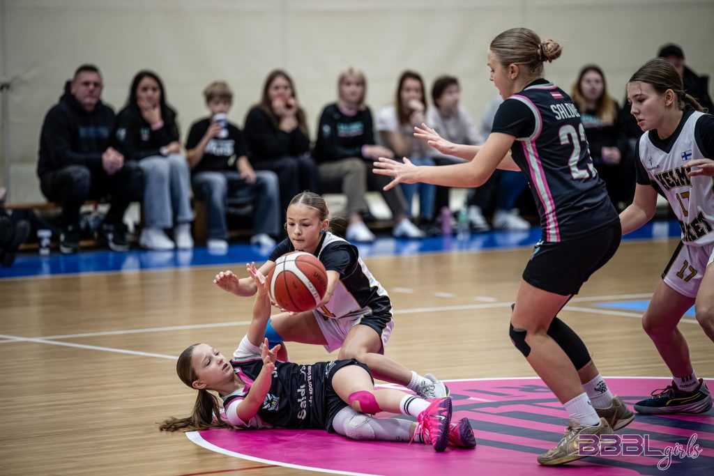 spēles moments. Mūsu spēlētāja uz zemes. klāt pie viņas pretiniece, aptupusies.