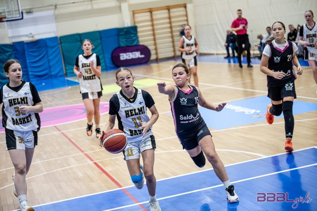 spēles moments. pretinicei bumba, mūsu spēlētāja skrien pakaļ ar augstu paceltu roku.