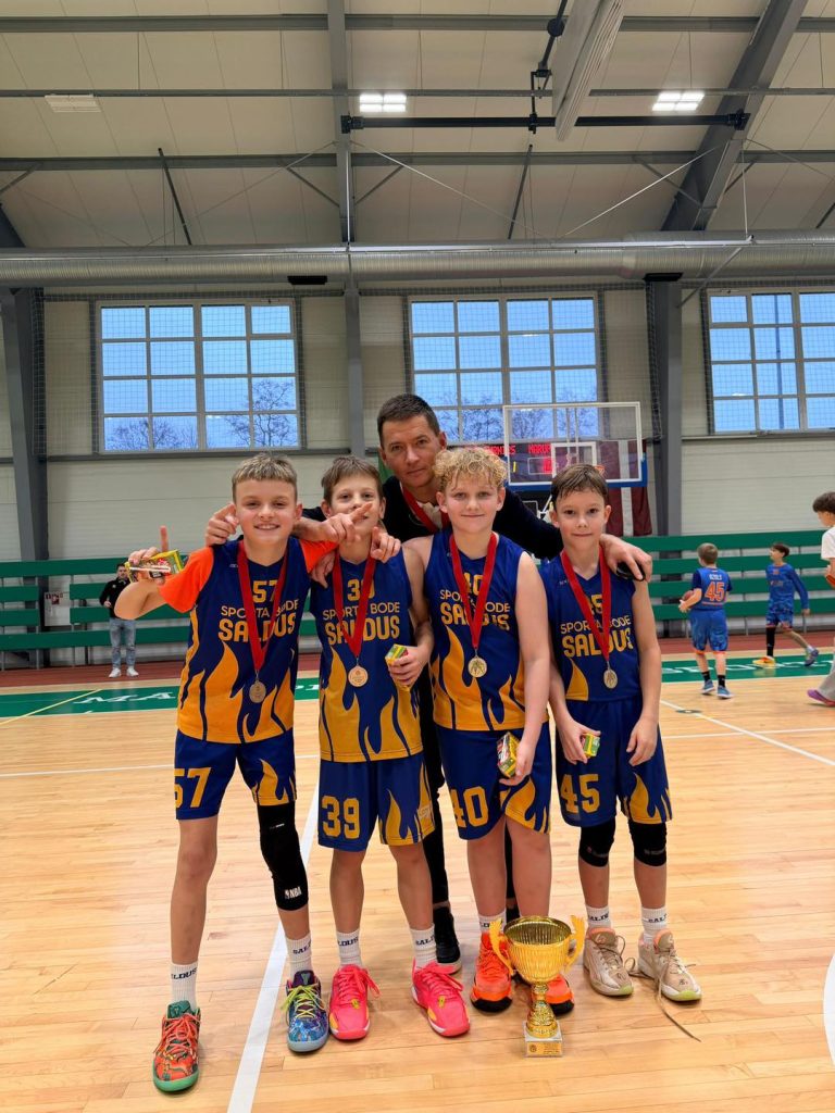 komandas kopbilde ar treneri. kaklā iegūtās medaļas