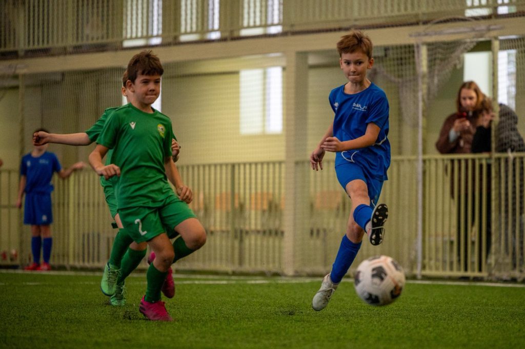 spēles epizode. mūsu spēlētājs sper bumbu, klāt vēl divi pretinieki