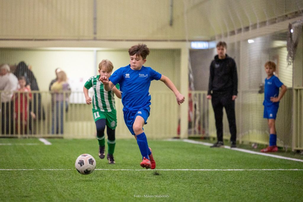 mūsu spēlētājs ar bumbu, pretinieks dzenas pakaļ