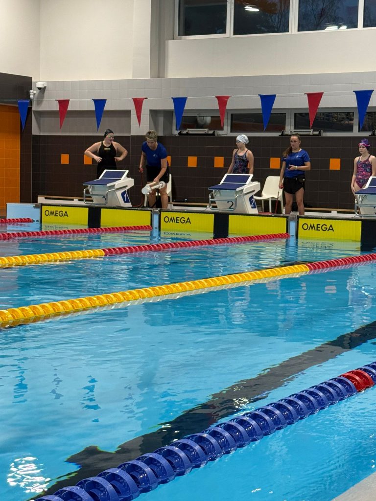 skats uz peldbaseinu, ar peldētājiem