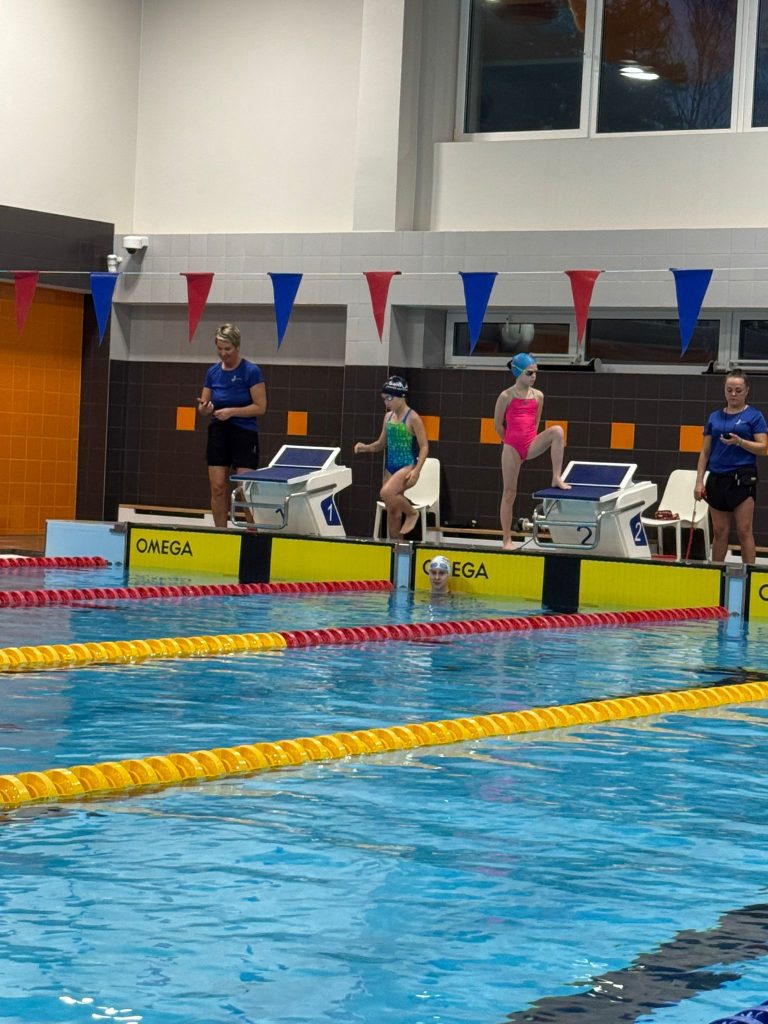 skats uz peldbaseinu, ar peldētājiem