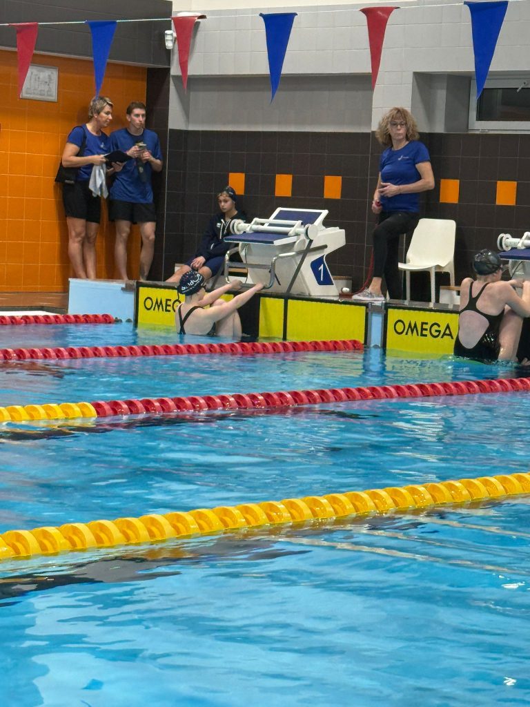 skats uz peldbaseinu, ar peldētājiem