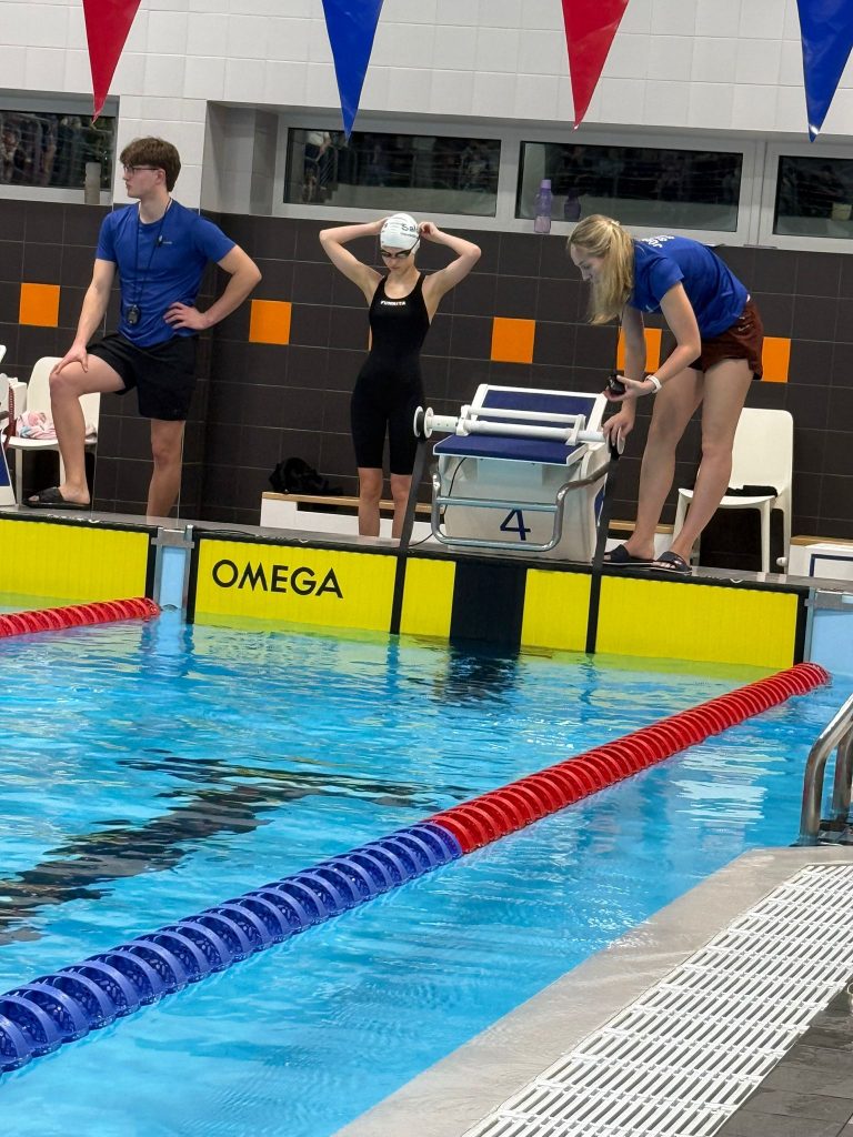 skats uz peldbaseinu, ar peldētājiem