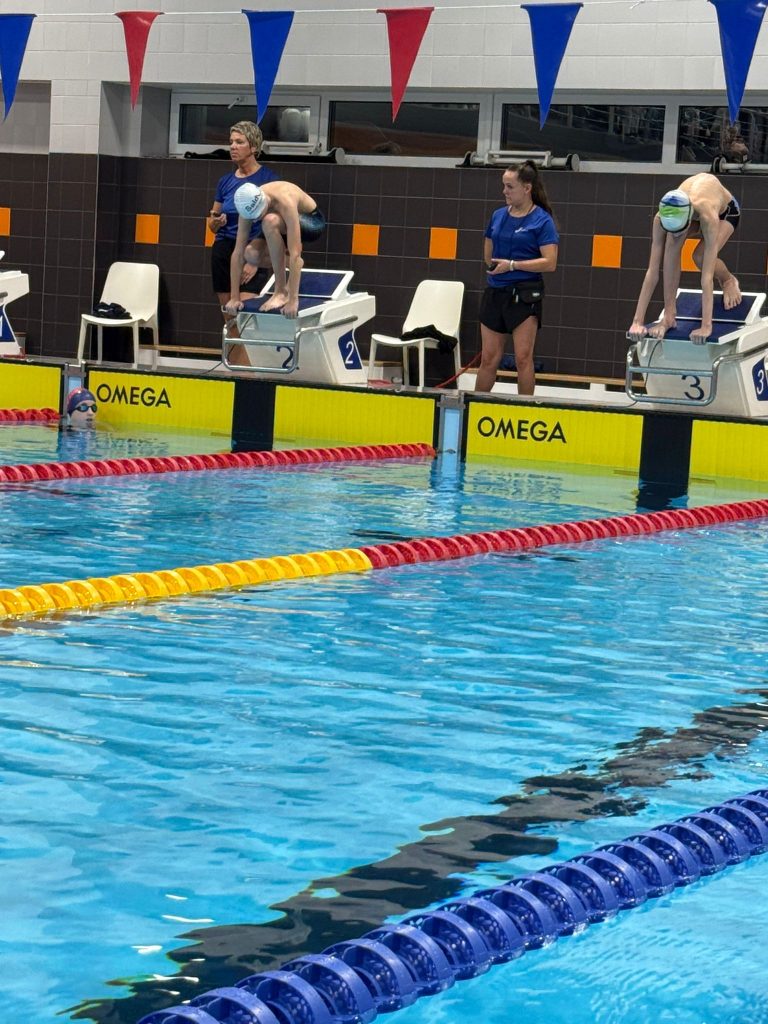 skats uz peldbaseinu, ar peldētājiem