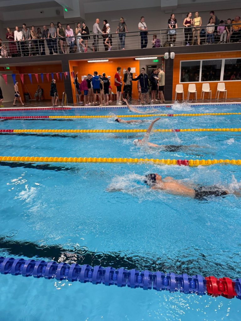 skats uz peldbaseinu, ar peldētājiem