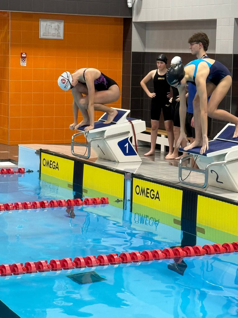 skats uz peldbaseinu, ar peldētājiem