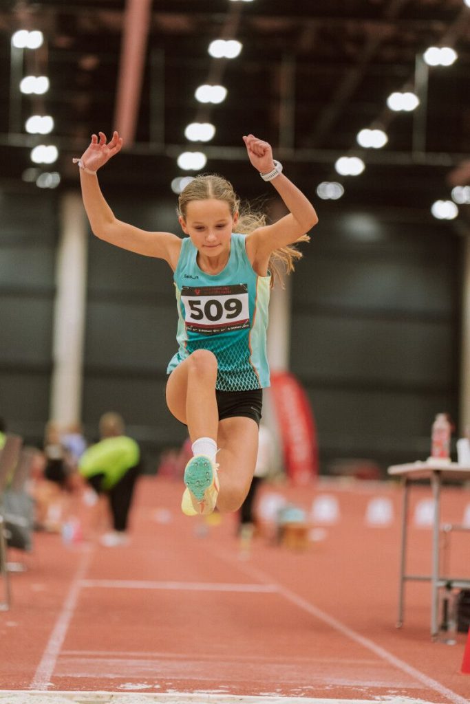 mūsu audzēkne lec tāllēkšanas sektorā