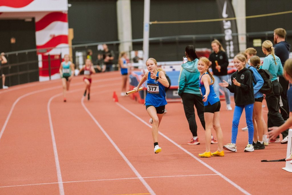 skriešanas sektorā notiek stafešu skrējiens