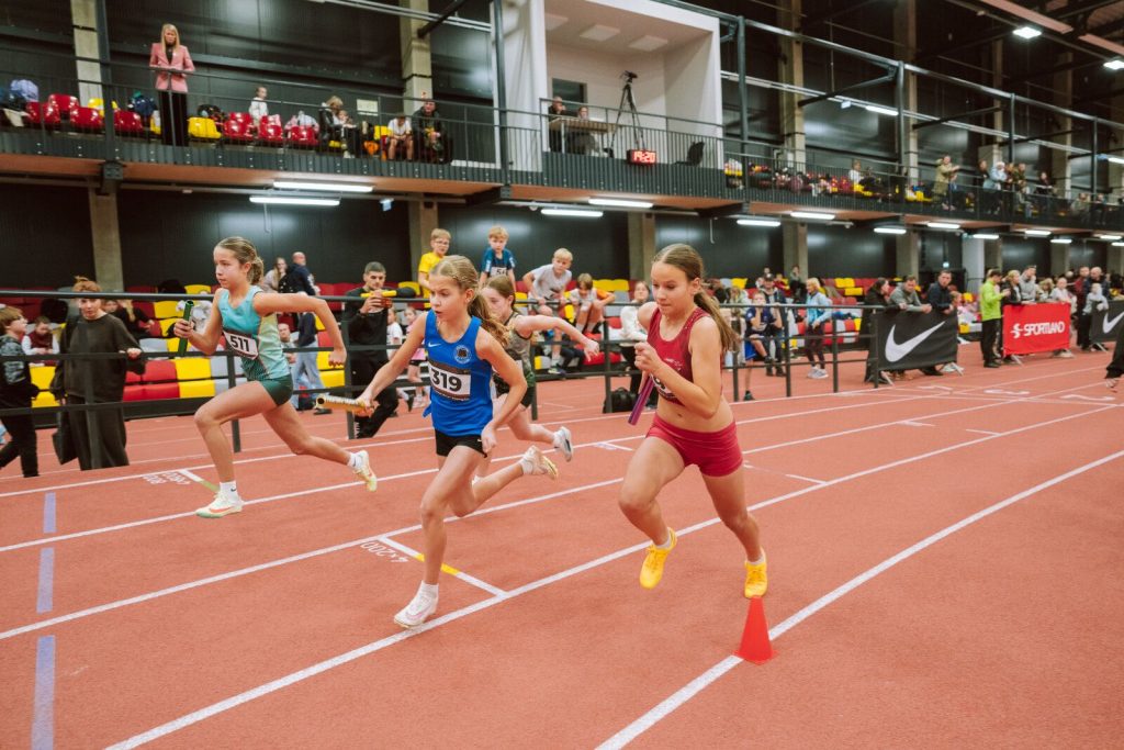 skriešanas sektorā notiek stafešu skrējiens