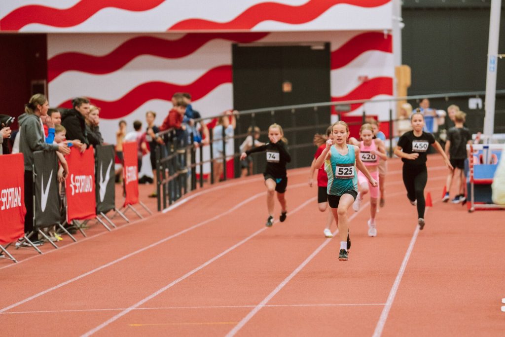 skriešanas sektorā notiek stafešu skrējiens