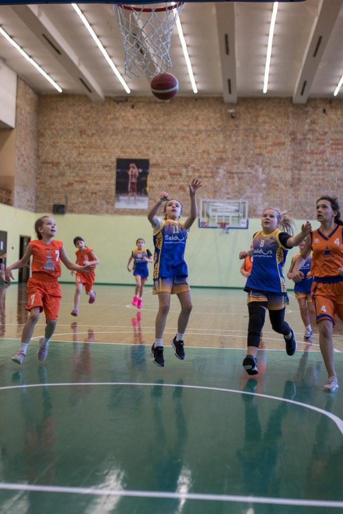 spēles moments, mūsu basketbolsite palekusies - met bumbu groza virzienā