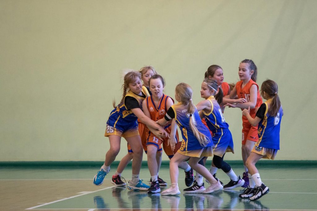 cīņas karstumā, vairākas basketbolistes fiziskā kontaktā - saķērušās ar rokām