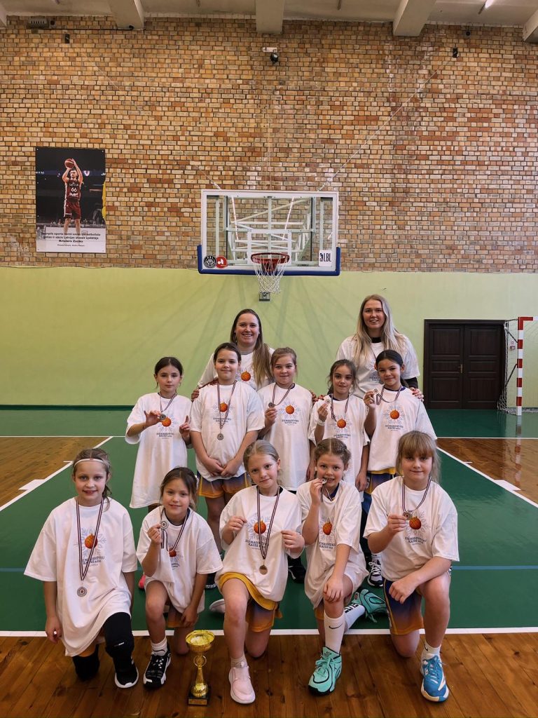 mūsu komandas kopbilde ar kaklā uzkarinātām medaļām