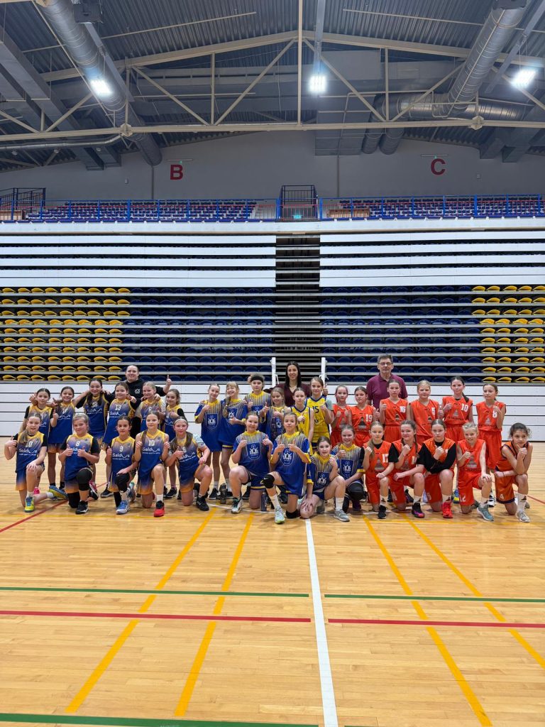 visu komandu kopbilde kopā ar treneriem