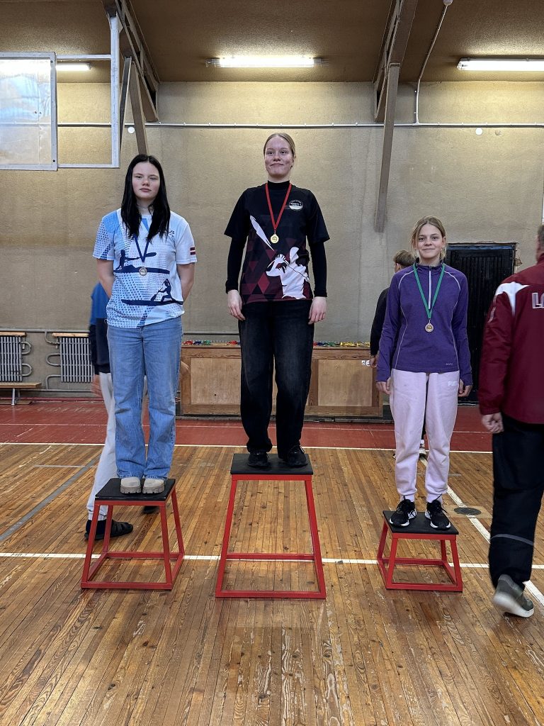 skats uz pjedestālu ar sacensību dalībniekiem