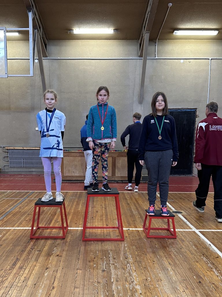 skats uz pjedestālu ar sacensību dalībniekiem