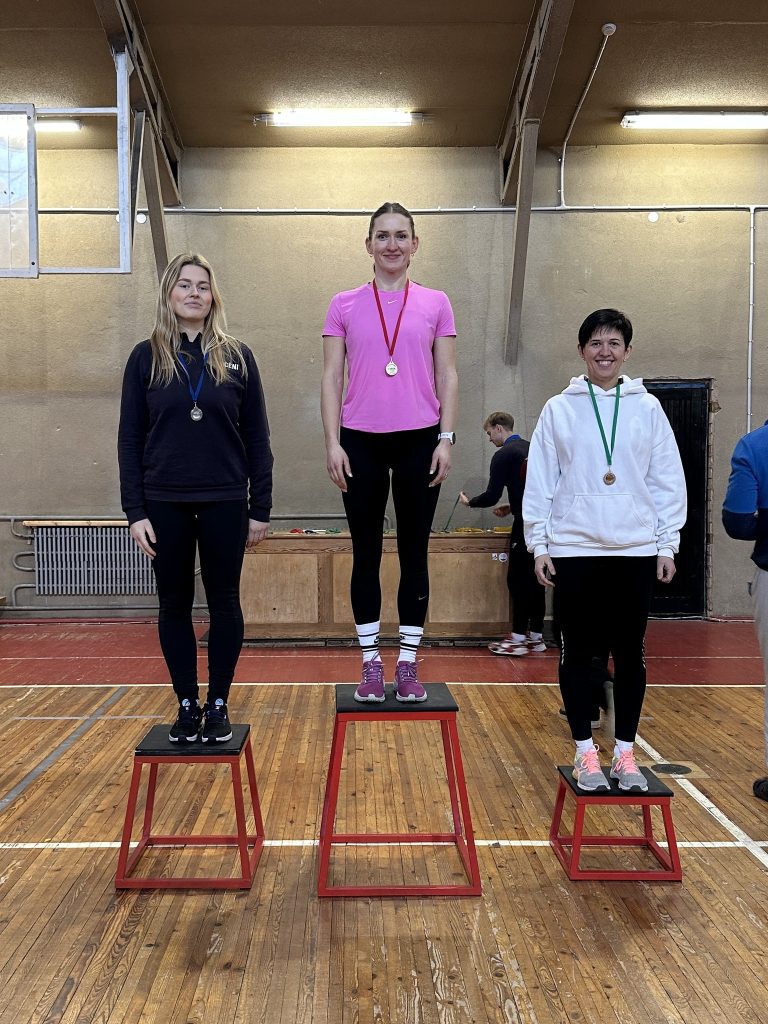 skats uz pjedestālu ar sacensību dalībniekiem