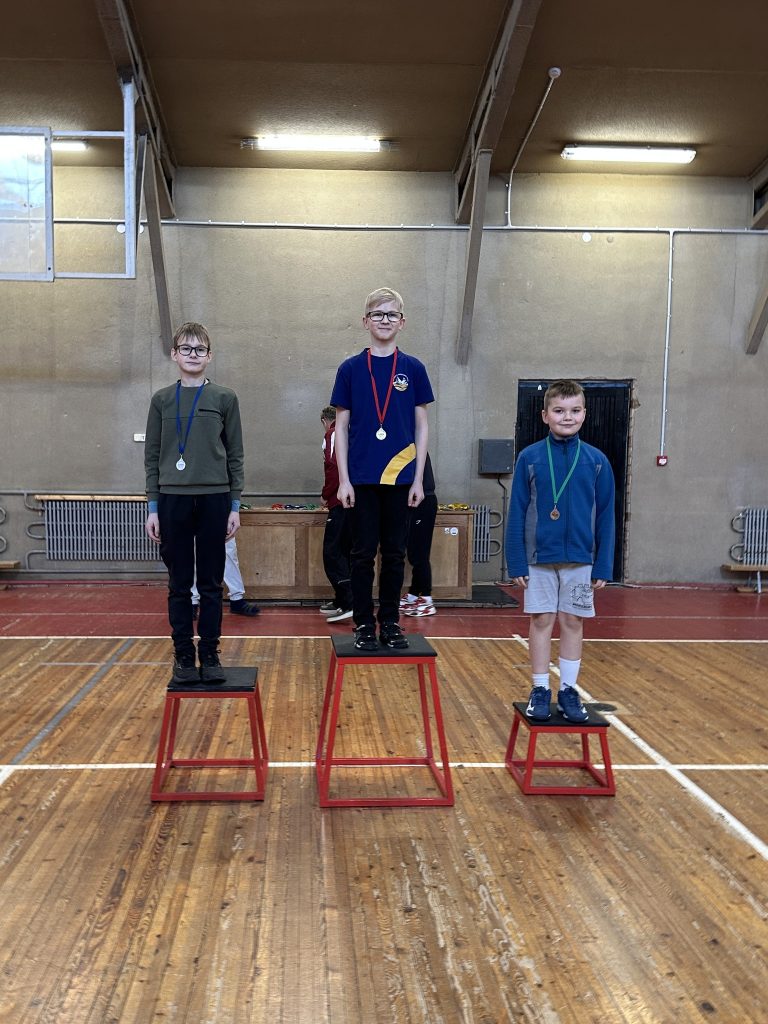 skats uz pjedestālu ar sacensību dalībniekiem