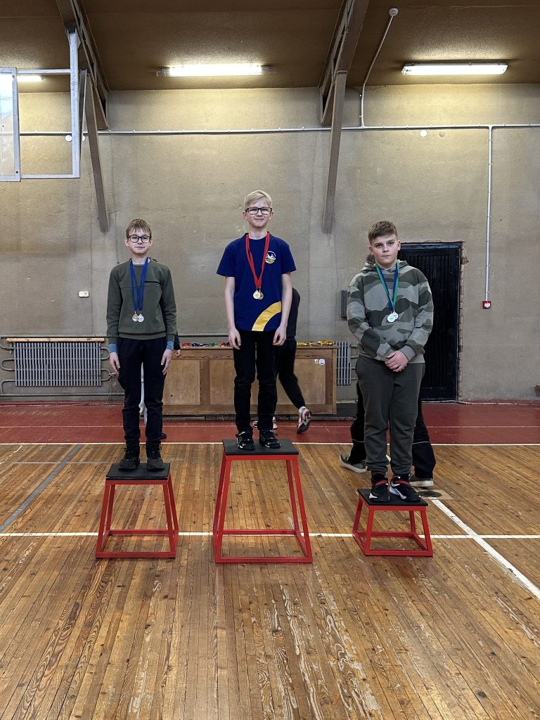 skats uz pjedestālu ar sacensību dalībniekiem