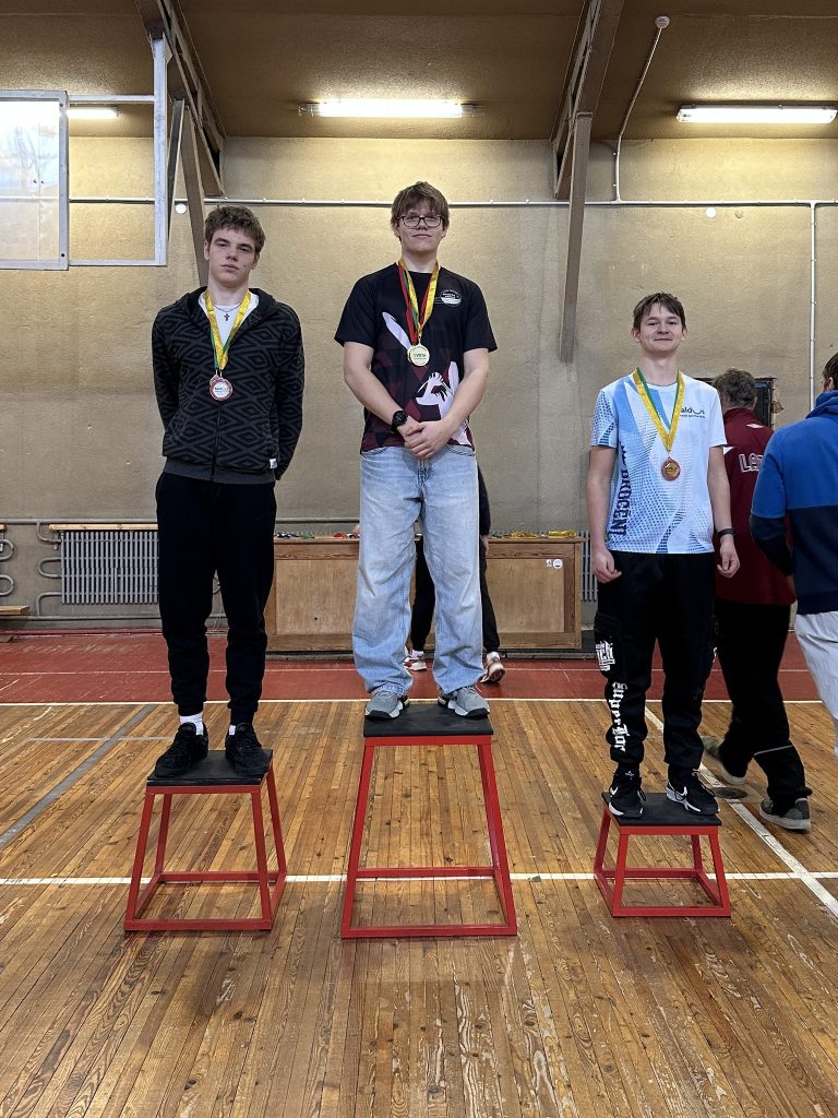 skats uz pjedestālu ar sacensību dalībniekiem