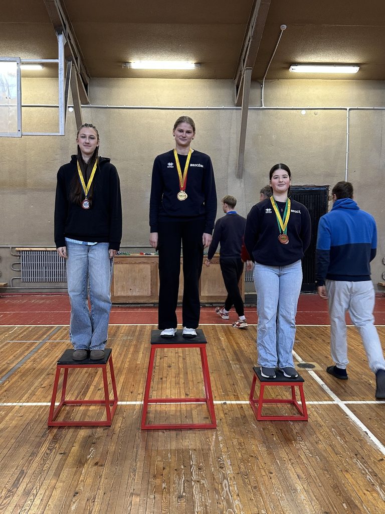 skats uz pjedestālu ar sacensību dalībniekiem