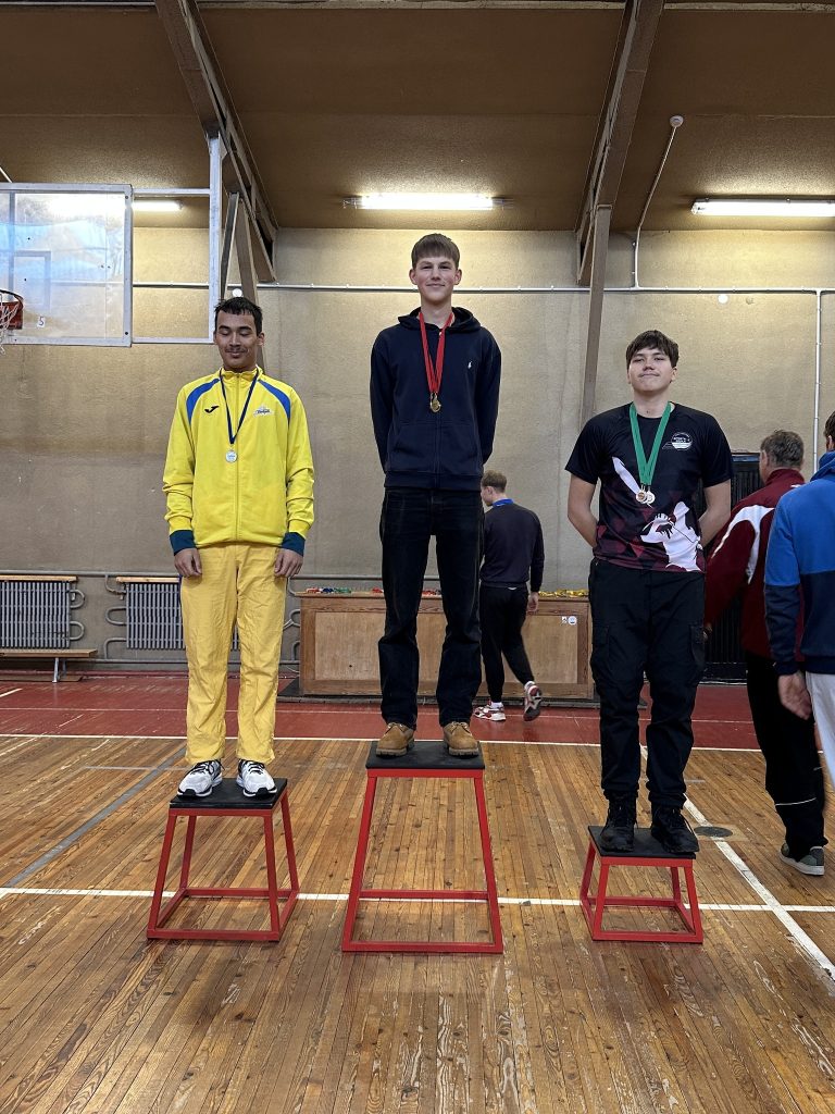 skats uz pjedestālu ar sacensību dalībniekiem