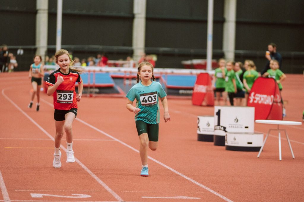 mūsu audzēkne skrien skriešanas sektora
