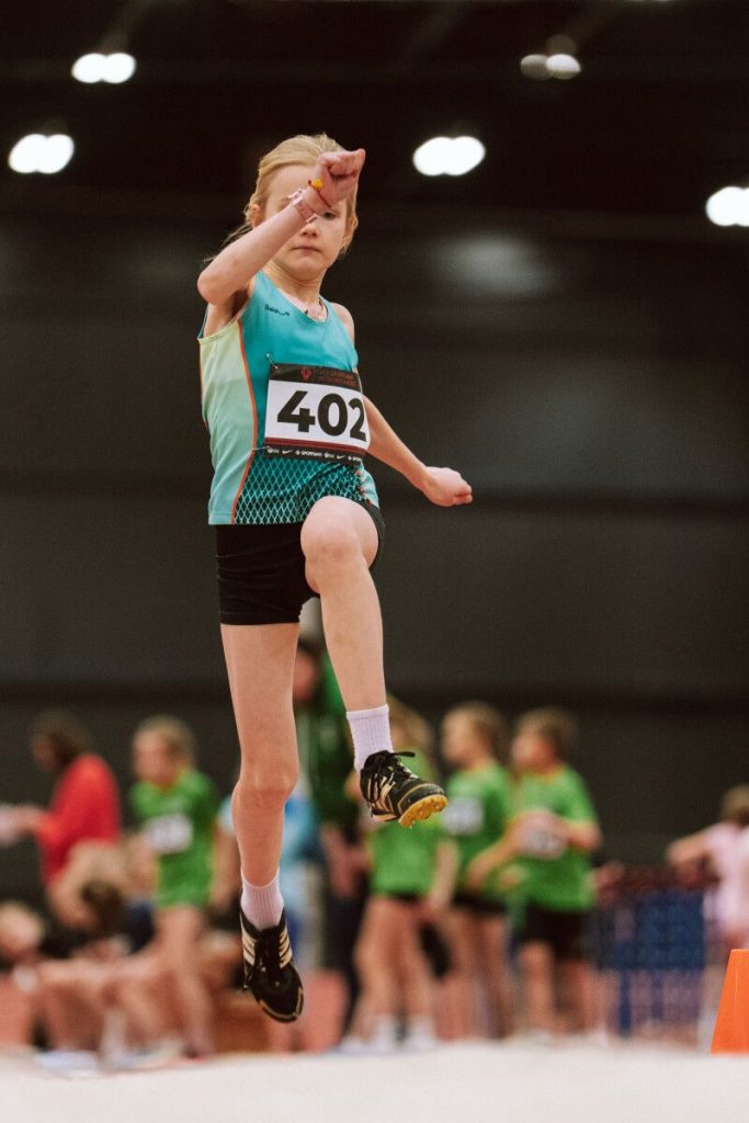 mūsu audzēkne lec tāllēkšanas sektorā