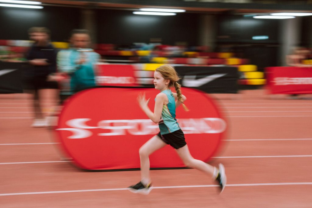 mūsu audzēkne skrien pa skriešanas celiņu