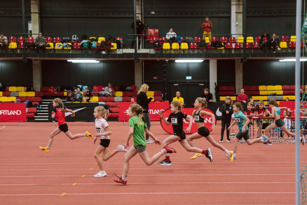 sacensību dalībnieki skrien distancē