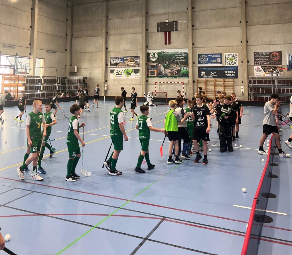 spēles komandas atsveicinās pēc spēles