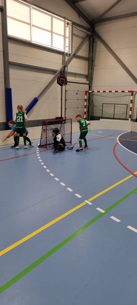 spēles moments, epizode pie vārtiem, viens spēlētājs cenšas apspēlēt