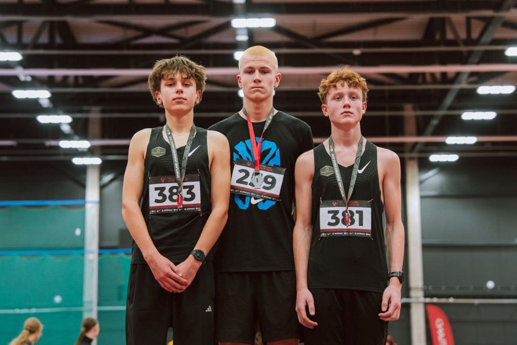 medaļnieki ar medaļām kaklā blakus viens otram