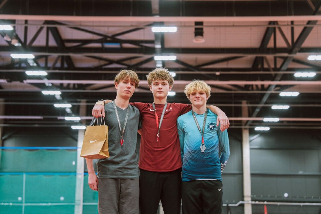 medaļnieki apķērušies kopīgam foto