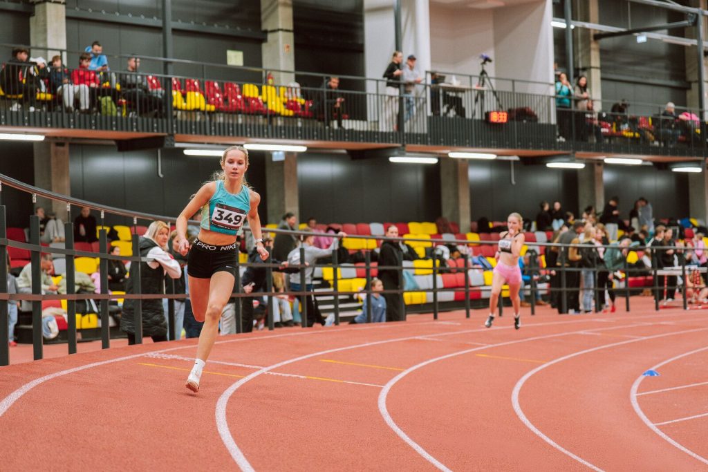 sportistes skrien pa skriešanas celiņu