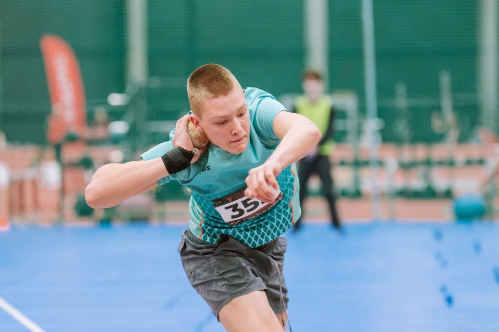 lodes grūdējs lodes grūšanas brīdī