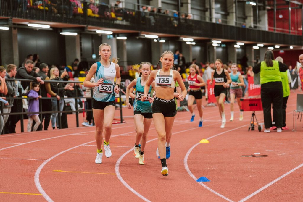 pa skriešanas celiņu skrien sportistes