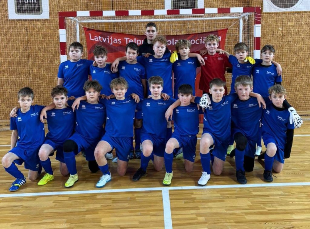 abu komandu kopbilde kopā ar treneri