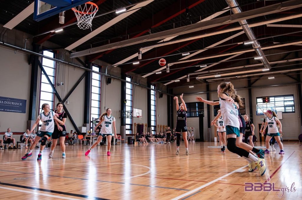 spēles moments. mūsu basketboliste met bumbu grozā