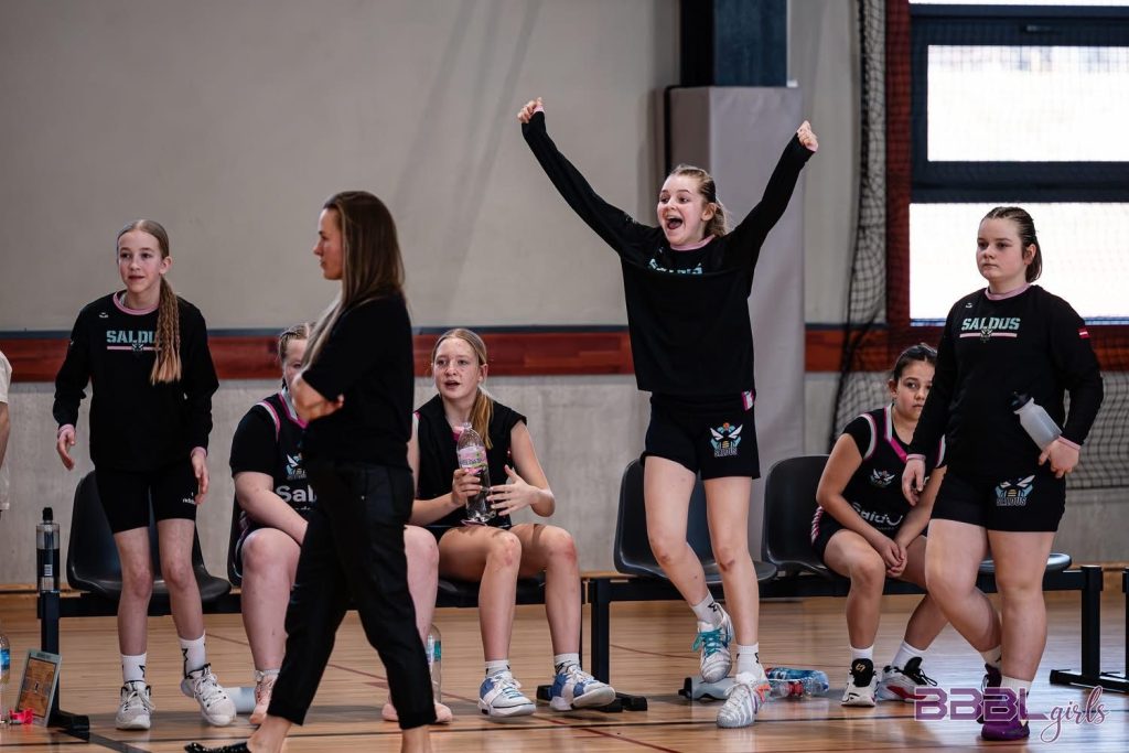 spēles moments, skats uz rezervistu soliņu