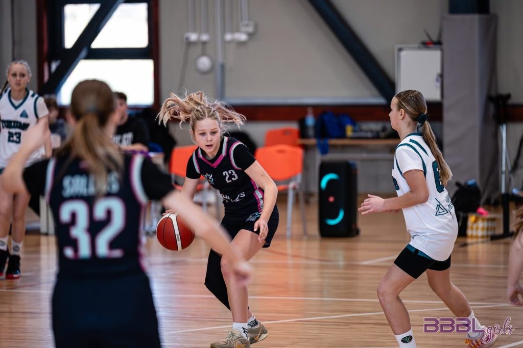 spēles moments. ar bumbu mūsu spēlētāja