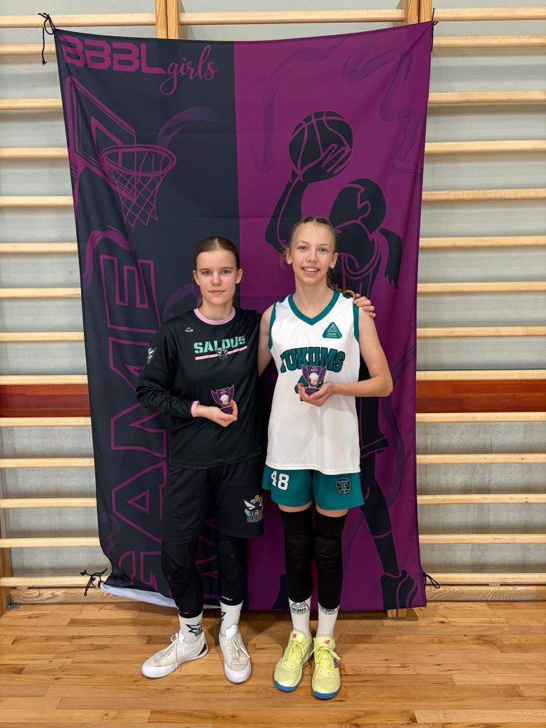 divas spēlētājas ar apbalvojumu rokās